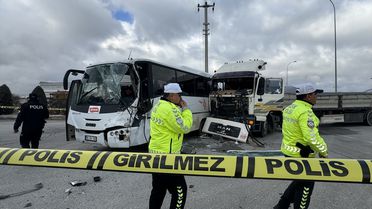 Karaman'da Midibüs ile Tır Çarpıştı