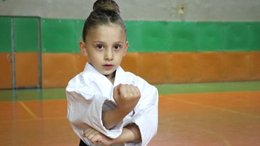 Karate antrenörü polis geleceğin şampiyonlarını yetiştiriyor