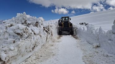 Kars'ta Kapanan Köy Yolları İçin Çalışmalar Sürüyor