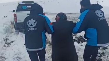 Kağızman'da Kar Yolu Kapattı, Hasta Kurtarıldı