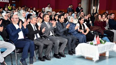 Minik Piyanistler Anneler İçin Konser Verdi