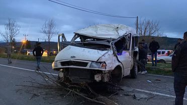 Taşköprü'de Minibüs ve Otomobil Çarpıştı