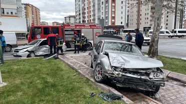 Kayseri'de Otomobil Çarpışması: 3 Yaralı