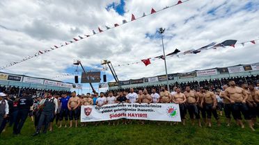 Kepez'de Yağlı Güreşlerde Başpehlivan Enes Doğan