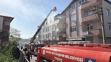 Darıca'da 5 Katlı Binanın Çatısında Yangın
