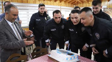 Çocuklardan Polislere Sürpriz Kutlama