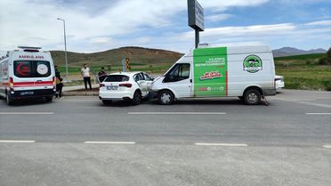 Seydişehir'de Minibüs Otomobil Çarpıştı: 4 Yaralı