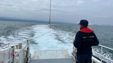 Kuşadası'nda Sürüklenen Teknedeki 2 Kişi Kurtarıldı