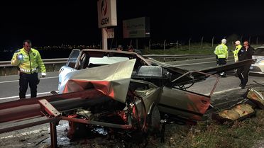 Kütahya'da Bariyere Çarpan Araçta Sürücü Ağır Yaralandı