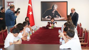 Lefkoşa Büyükelçisi Başçeri, 23 Nisan Çocuk Bayramı kapsamında ilkokul öğrencilerini kabul etti