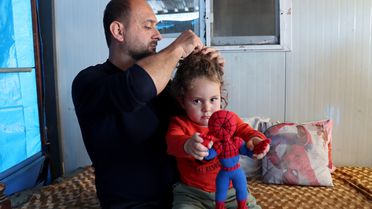 Depremde Eşini Kaybeden Baba Oğluna Hem Anne Hem Baba Oluyor
