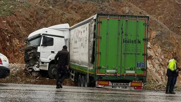 Malatya'da yoldan çıkan tırın sürücüsü yaralandı