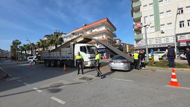 Manavgat'ta Kamyon Demiri Otomobile Saplandı
