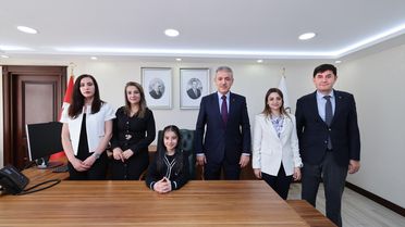 Mardin Valisi Akkoyun, koltuğunu ilkokul öğrencisine devretti