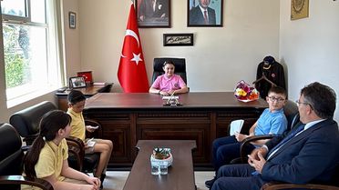 Marmaris Kaymakamı Kaya, temsili olarak koltuğunu öğrencilere devretti