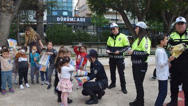 Marmaris'te Öğrencilerden Polis Ekiplerine Sürpriz Kutlama