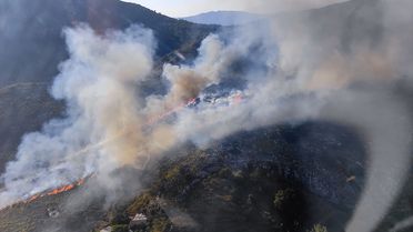 Marmaris'te makilik ve otluk alanda çıkan yangına müdahale ediliyor
