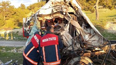 Mersin'de Kamyon Devrildi: Sürücü Yaralandı