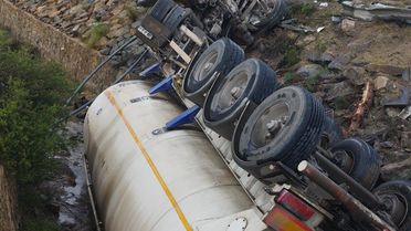 Silifke'de Tanker Devrildi, Sürücü Kurtarıldı