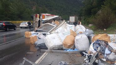 Tarsus'ta Otoyolda Tır Devrildi