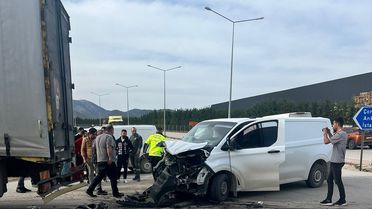 Merzifon'da Kamyon-Ticari Araç Çarpışması