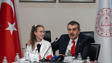 Milli Eğitim Bakanı Tekin, koltuğunu 5. sınıf öğrencisi Defne Bayraktaroğlu'na devretti