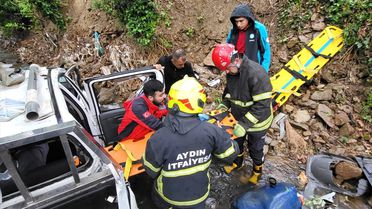 Nazilli'de Pikap Devrildi: 2 Yaralı