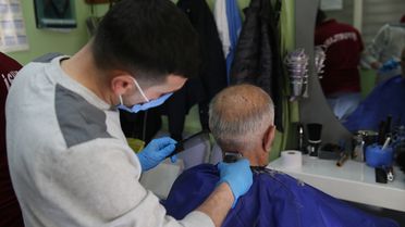 Niğde'de hükümlüler huzurevi sakinlerinin gönüllü kuaförü oldu