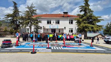 Niksar'da öğrencilere uygulamalı trafik eğitimi verildi