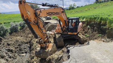 Kadirli'de Sağanak Nedeniyle Yol Çöktü