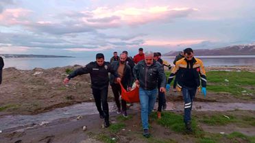 Alkollü şahıs Van Gölü'ne girdi, polis kurtardı