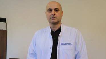 Rizeli diyaliz hastası Melek, gönüllü öğrencilerin desteğiyle okuma yazma öğreniyor