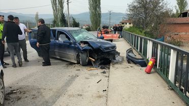 Geyve'de Traktör-Otomobil Çarpışması: 3 Yaralı