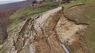 Ladik'te Toprak Kayması, Yayla Yolu Kapandı