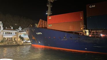 Konteyner gemisi Sarıyer'de karaya oturdu, Boğaz trafiği durduruldu