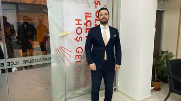 Belediyede işe giremedi, ilçe binasını taşladı