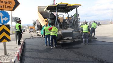 Siirt'te 26 noktada 50 bin ton asfalt ve 25 kilometrelik yol yenileme çalışmaları başlatıldı
