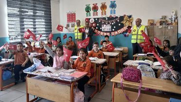 Sinop'ta THK'den öğrencilere Türk bayrağı