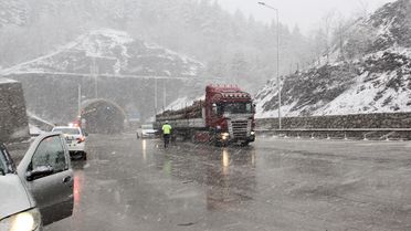 Sinop'ta Nisan Ayında Kar Yağıyor