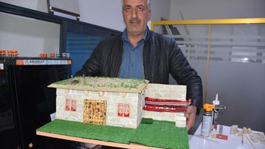 Şırnak'ın toprak damlı evlerini maketlerde yaşatıyor