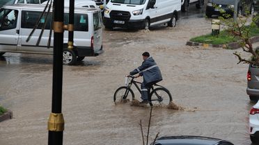 Cizre'de Sağanak Yağmur Hayatı Olumsuz Etkiledi