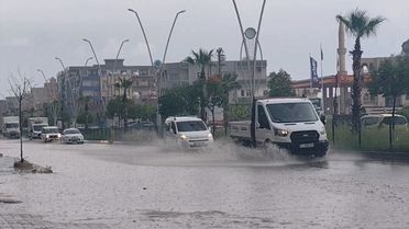 Silopi'de Sağanak ve Dolu Ulaşımı Aksattı