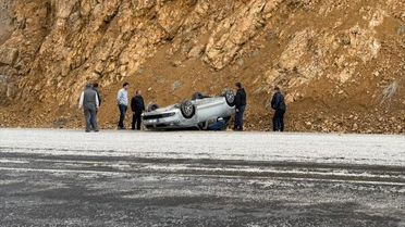 Sivas'ta Otomobil Devrildi: 3 Yaralı
