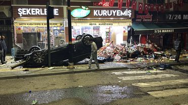 Sivas'ta Devrilen Araç İki Dükkanın Hasar Görmesine Neden Oldu