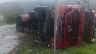 Koyulhisar'da Devri Tırda Sürücü Yaralandı