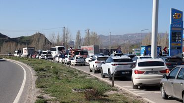 Sivas'ta Tır Devrildi, Sürücü Yaralandı