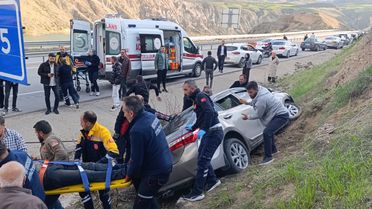 Sivas'ta Otomobil Şarampole Devrildi: 3 Yaralı