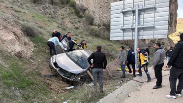 Sivas'ta Otomobil Şarampole Devrildi: 3 Yaralı