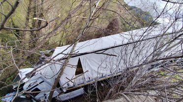 Reşadiye'de Tır Devrildi: 3 Yaralı