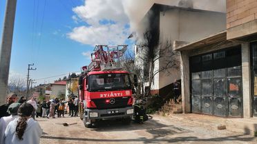 Niksar'da Ev Yangını: 2 Kişi Dumandan Etkilendi